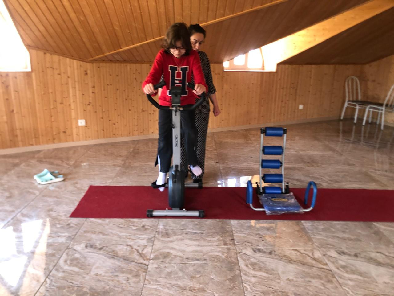 Будни инструктора ЛФК, Лечебной Физкультуры и Коррекционной Гимнастики, Ибрагимовой Хадижат, проходят в динамичном режиме и включают в себя разнообразные задачи и активности.